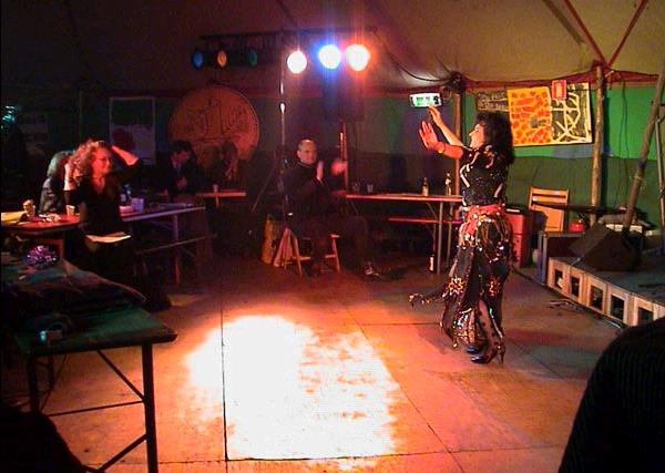 Nina Destani Sajin danser i teltet